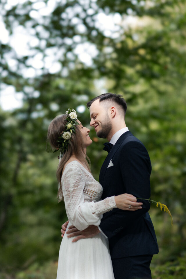 Magdalena i Dawid podczas leśnego pleneru ślubnego