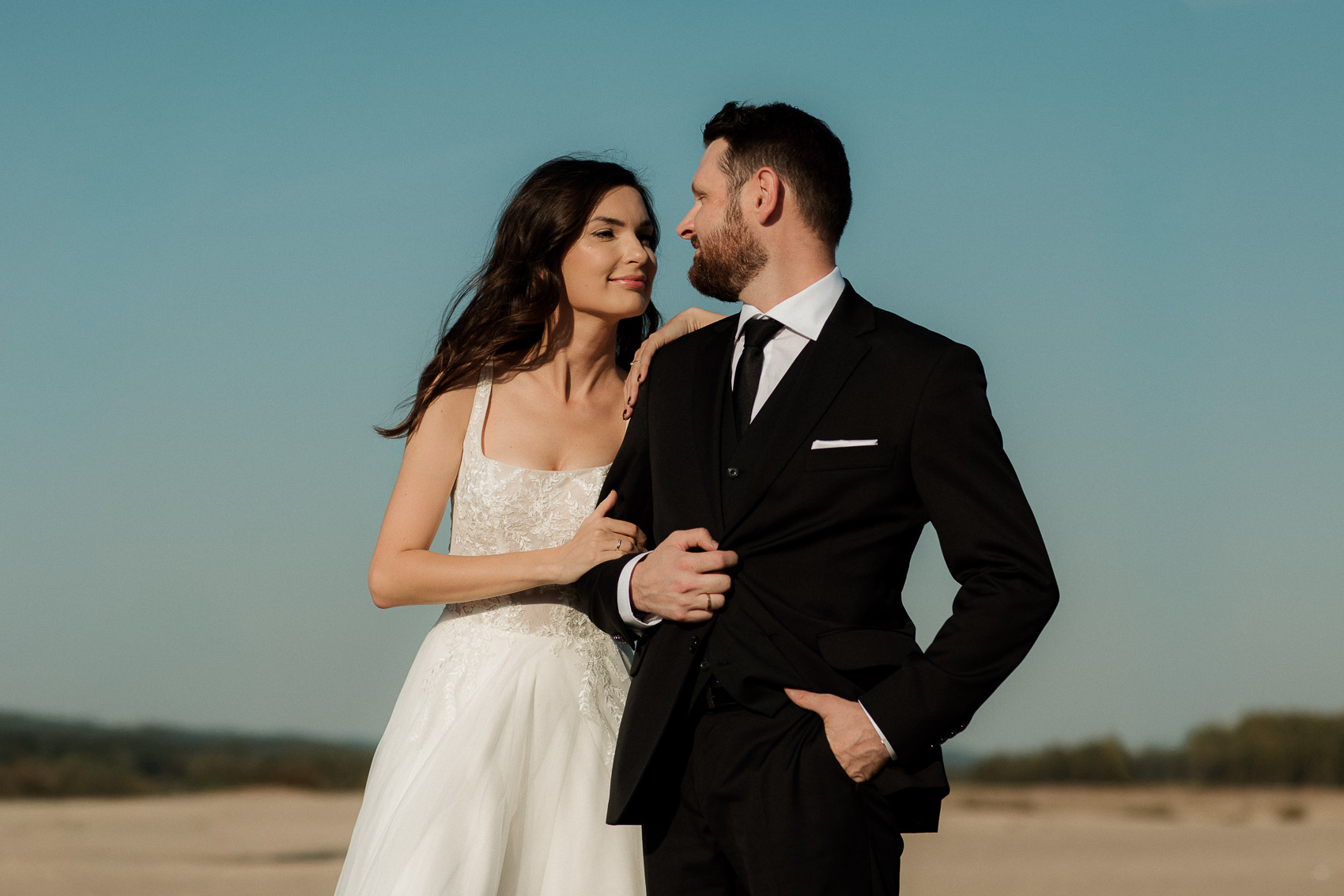 Elegancki portret Anny i Rafała w pustynnym krajobrazie