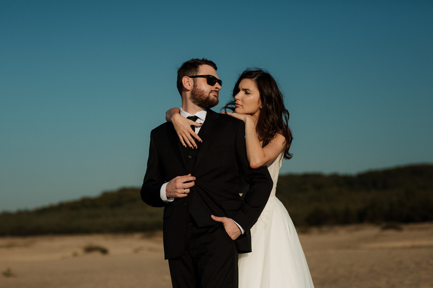 Portret pary młodej w okularach przeciwsłonecznych