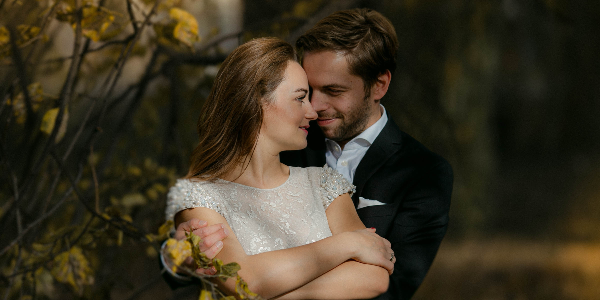 Ula i Kuba w objęciu podczas sesji ślubnej — fotografia Piotra Littaka